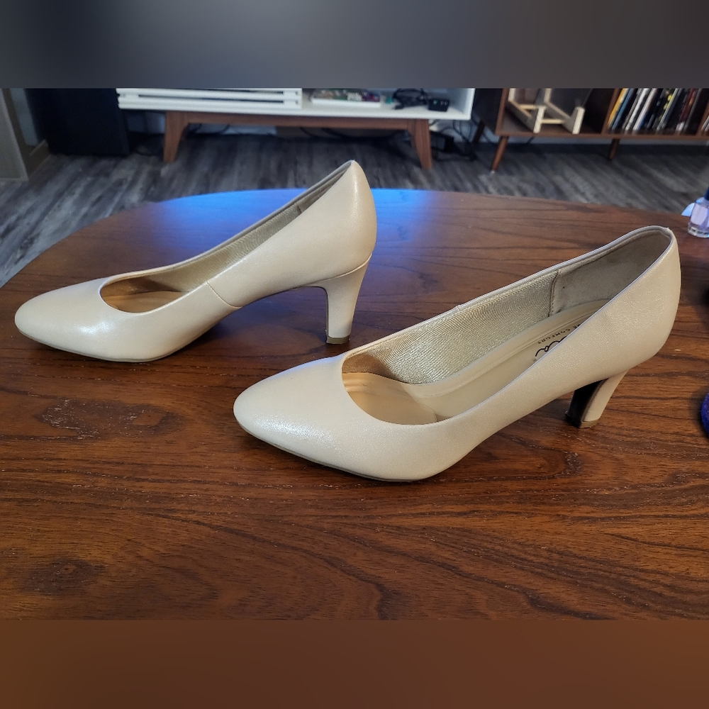 Women's nude pumps